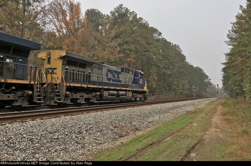 CSX 117 waits for green at the N.E. Aberdeen signals